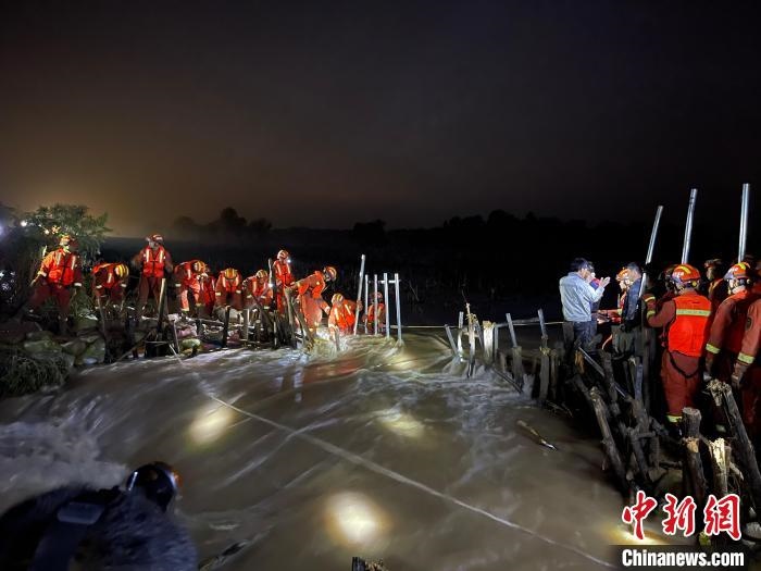 消防員分成左右兩路，同時(shí)發(fā)起決口封堵總攻?！￠Z旭輝 攝