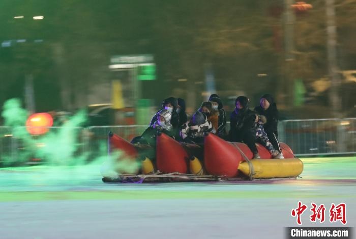 民眾沉醉在冰上香蕉船的快樂中?！∮诤Ｑ?攝