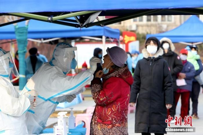 資料圖：1月9日，天津市南開大學(xué)西南村，社區(qū)組織市民進(jìn)行核酸檢測。 <a target='_blank' href='/'>中新社</a>記者 張道正 攝