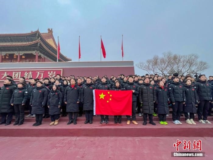 1月25日，北京冬奧會中國體育代表團(tuán)部分成員來到天安門廣場觀看升國旗儀式，并宣誓出征。圖為中國體育代表團(tuán)部分成員宣誓出征北京冬奧會。 <a target='_blank' href='/'>中新社</a>發(fā) 國家體育總局冬季運動管理中心 供圖