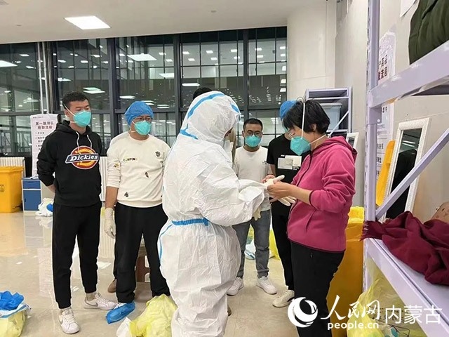 醫(yī)護(hù)人員正在方艙醫(yī)院工作。呼和浩特市第一醫(yī)院供圖