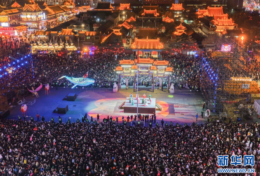 2025年12月31日晚，呼和浩特市玉泉區(qū)塞上老街旅游休閑街區(qū)跨年夜活動現(xiàn)場游人如織。新華網(wǎng)發(fā)（丁根厚 攝）.jpg