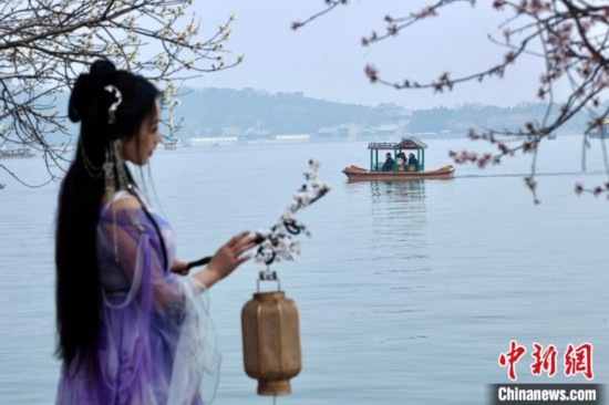 圖為游客在昆明湖畔游玩。<a target='_blank' data-cke-saved-href='/' href='/'><p align=