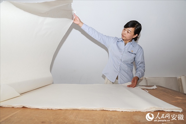 制簾需要將蔑條通過專門的小孔磨細(xì)。人民網(wǎng)記者 張俊攝