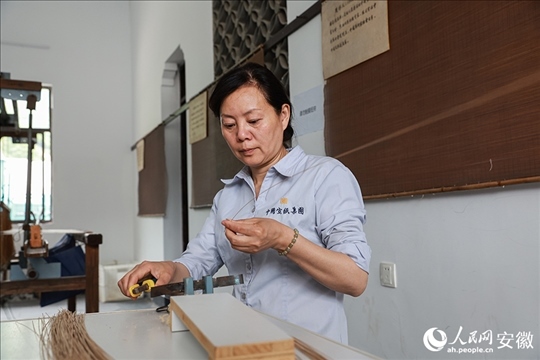 撈紙需要兩位師傅默契配合。人民網(wǎng)記者 張俊攝