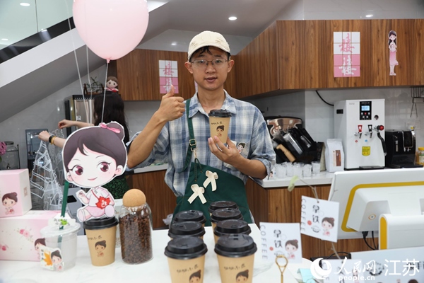 謝雨橋展示制作好的咖啡。人民網記者 馬曉波攝
