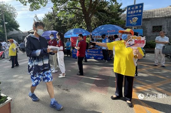 6月7日早8點，北京市第五中學(xué)門口考生正在按規(guī)定進入考場。人民網(wǎng)記者 池夢蕊攝
