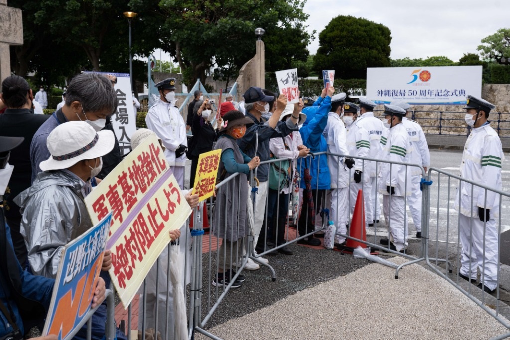 2022年5月15日，在日本沖繩，人們在沖繩回歸日本本土50周年紀(jì)念儀式現(xiàn)場外抗議。新華社記者張笑宇攝