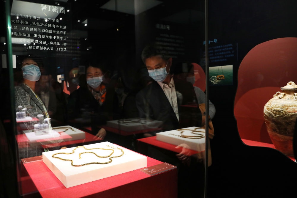 參觀者在上海臨港新城的中國(guó)航海博物館航海文物展上的“南海一號(hào)”出水的宋代金項(xiàng)飾展柜前駐足觀看（2020年12月28日攝）。新華社記者 方喆 攝