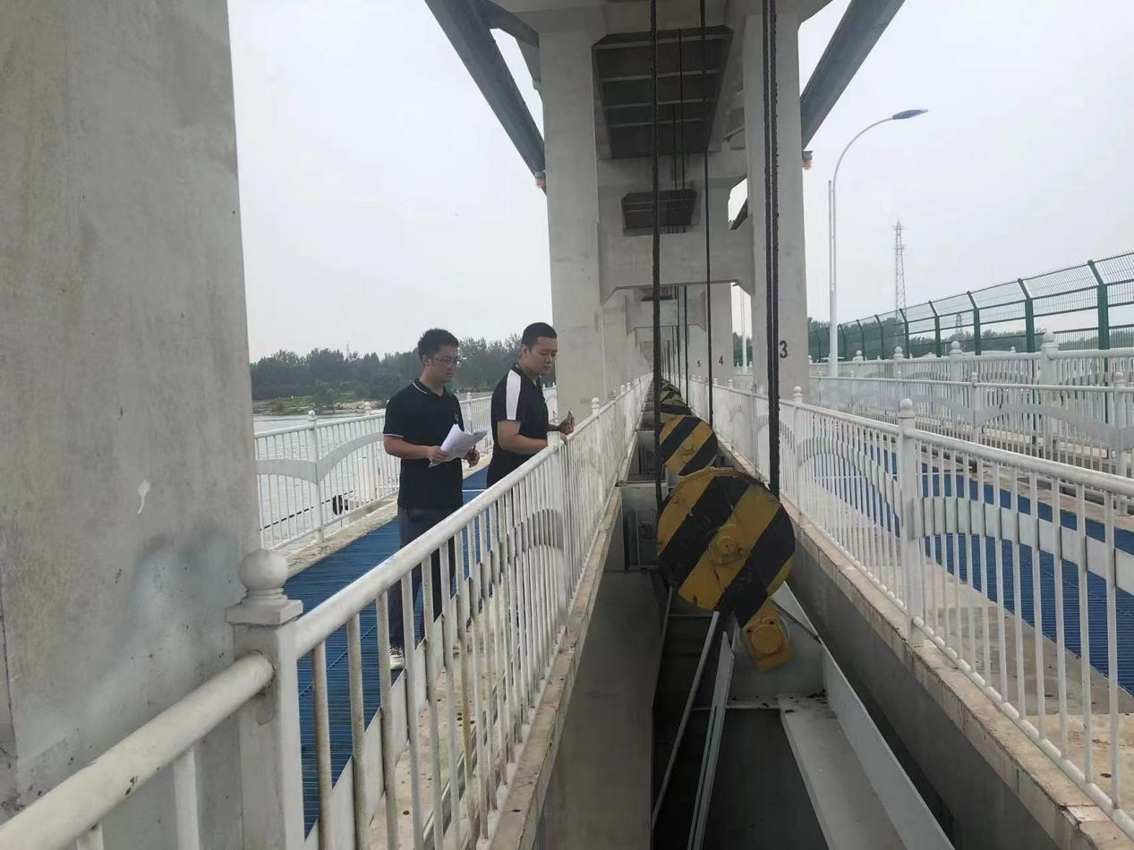 海委海河下游管理局獨流減河進洪閘管理處工作人員檢查水閘閘門啟閉機。受訪者供圖