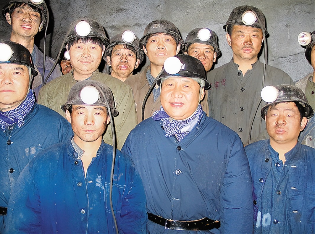 2005年1月26日，習近平在浙江省湖州市長興縣長廣煤礦井下慰問煤礦工人。