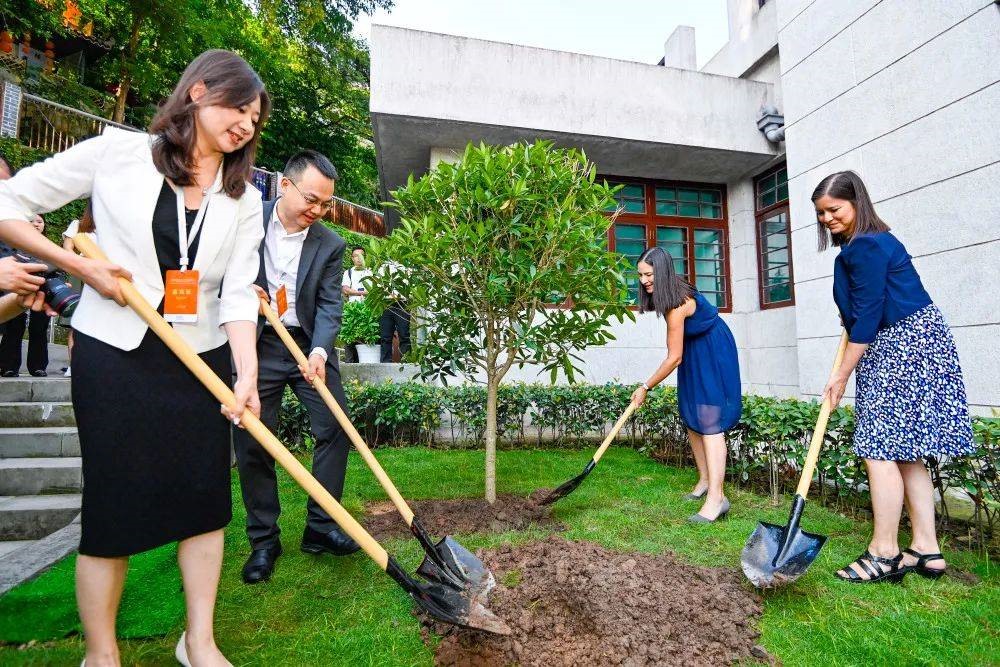 2023年8月8日，重慶史迪威博物館，史迪威將軍后代和朱德同志后代共植友誼樹。