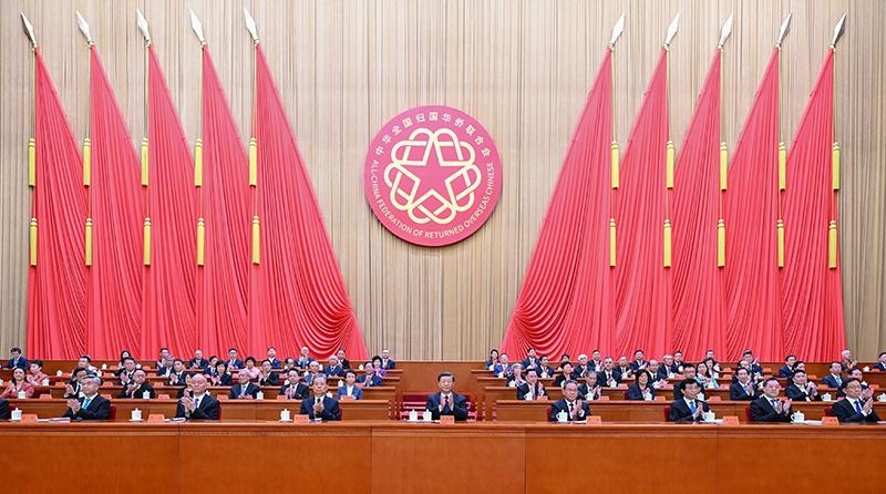 2023年8月31日，第十一次全國(guó)歸僑僑眷代表大會(huì)在北京人民大會(huì)堂開(kāi)幕。習(xí)近平等黨和國(guó)家領(lǐng)導(dǎo)人到會(huì)祝賀