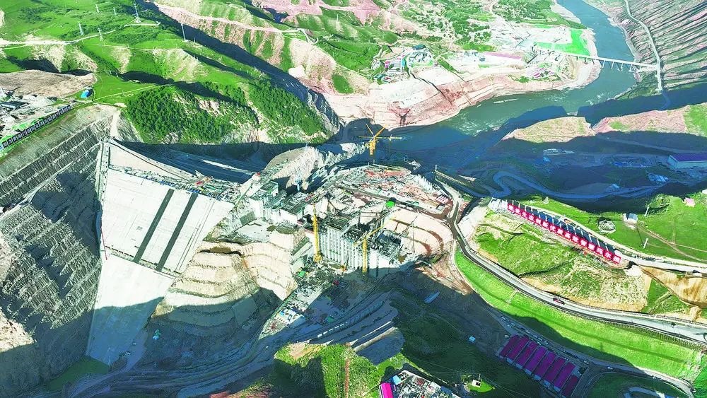 瑪爾擋水電站項目建設(shè)現(xiàn)場。國家能源集團青?，敔枔跛娬竟﹫D