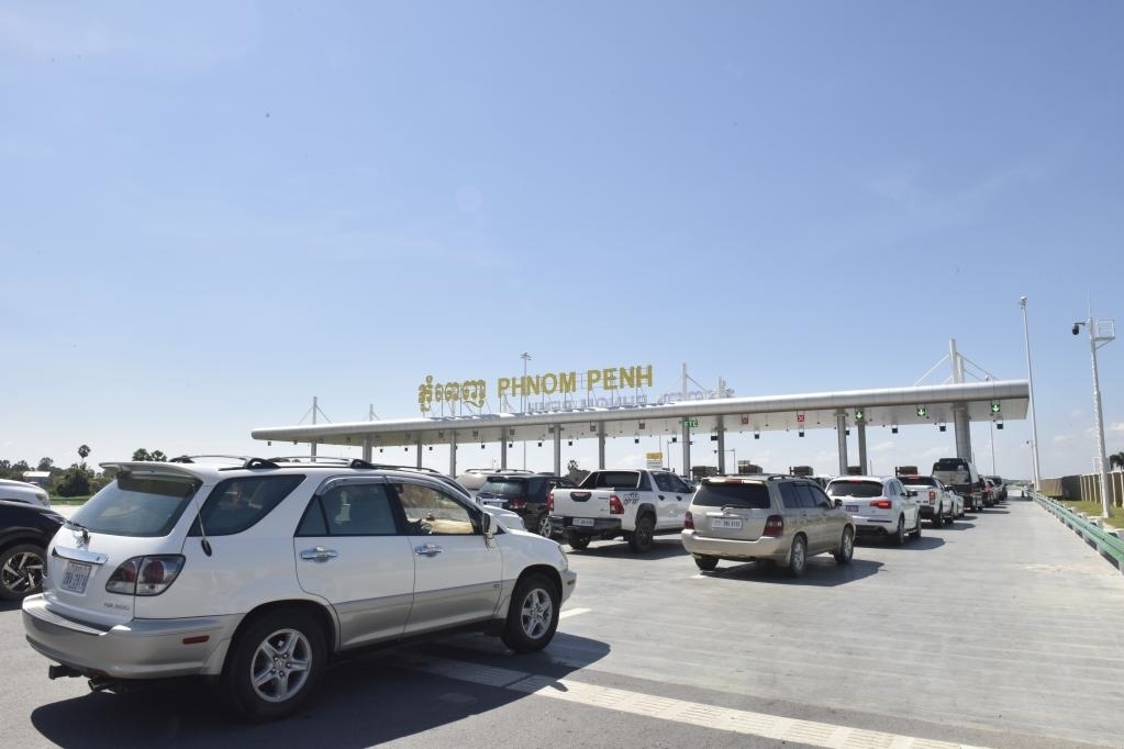 2022年11月7日，車(chē)輛在柬埔寨首都金邊的金港高速公路入口處排隊(duì)。金港高速公路連接柬埔寨首都金邊和該國(guó)最大深水海港西哈努克港。