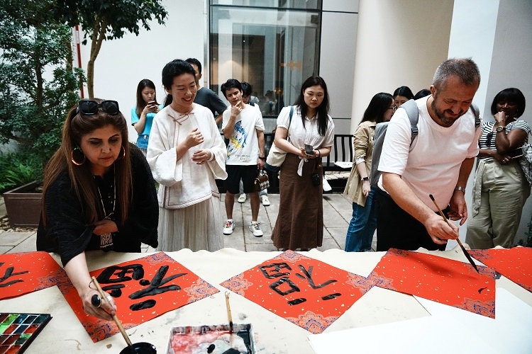 首屆國際傳播“絲路獎”獲獎代表等在廣州市荔灣區(qū)永慶坊參加文化交流活動。楊爍壁、王燕攝影報道