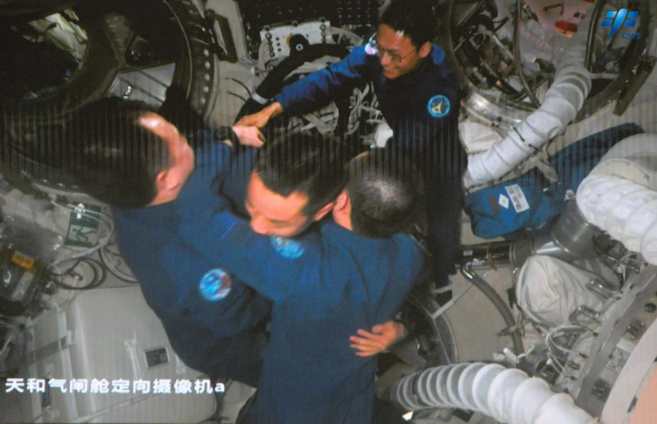 神舟十七號航天員乘組順利進(jìn)入空間站。中國載人航天工程辦公室供圖