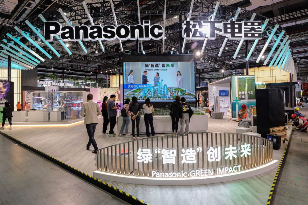 2023年11月2日，工作人員在進博會松下電器展位做準備工作。新華社記者 辛夢晨 攝