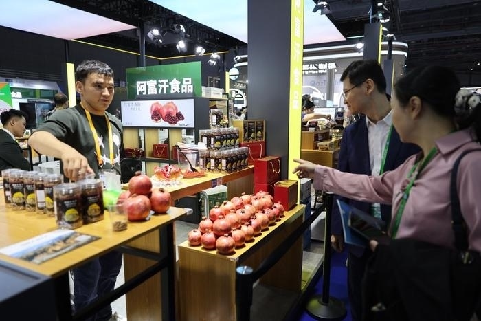 11月6日，在第六屆進(jìn)博會食品及農(nóng)產(chǎn)品展區(qū)，阿富汗食品吸引參展人員。