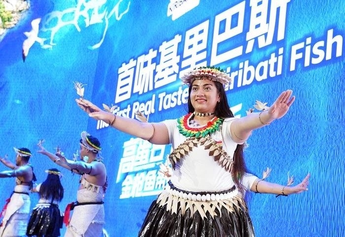 11月8日，來自基里巴斯的參展人員在基里巴斯水產(chǎn)品推介活動上表演。