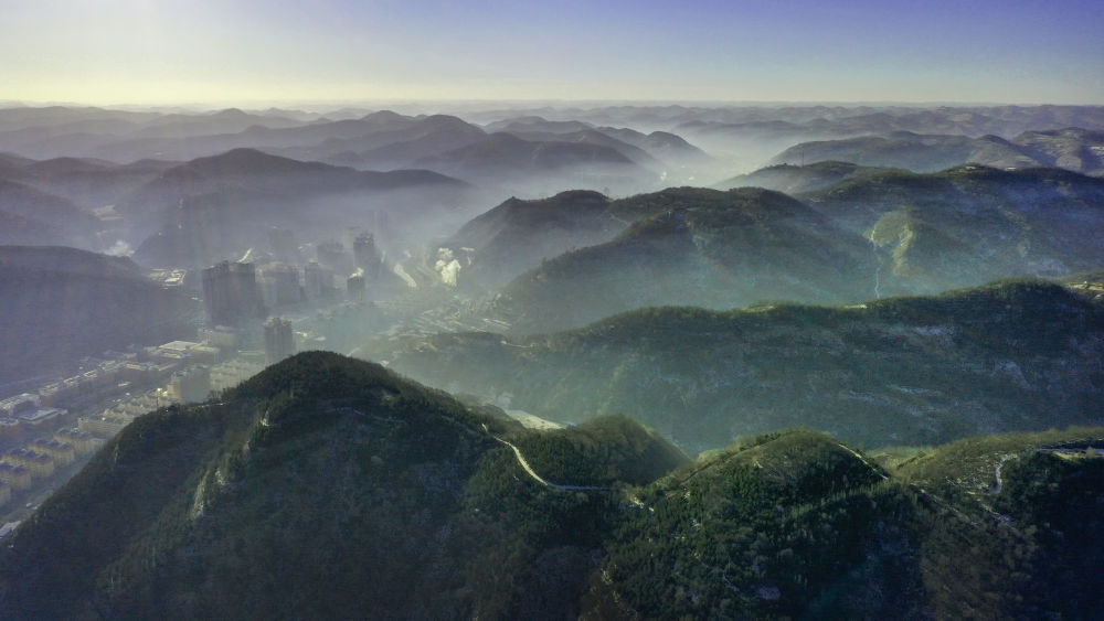 陜西省延安市吳起縣的山山峁峁被茂密的山林覆蓋（2021年12月20日攝，無人機(jī)照片）。新華社記者 陶明 攝