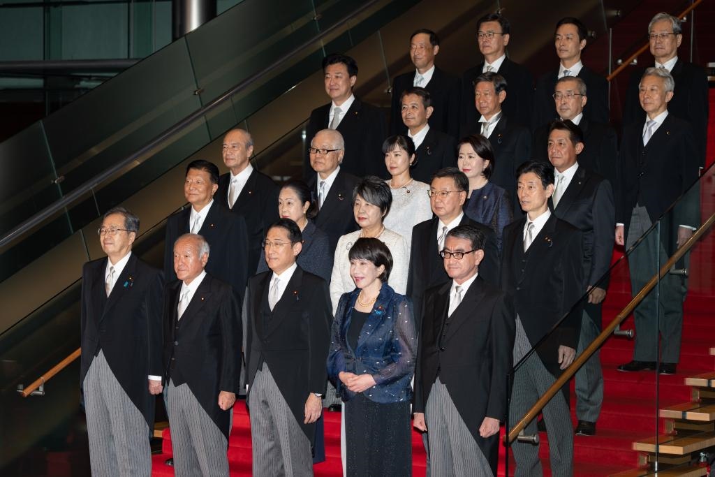 9月13日，日本首相岸田文雄（前排中）在東京的首相官邸率閣僚合影。新華社記者張笑宇攝