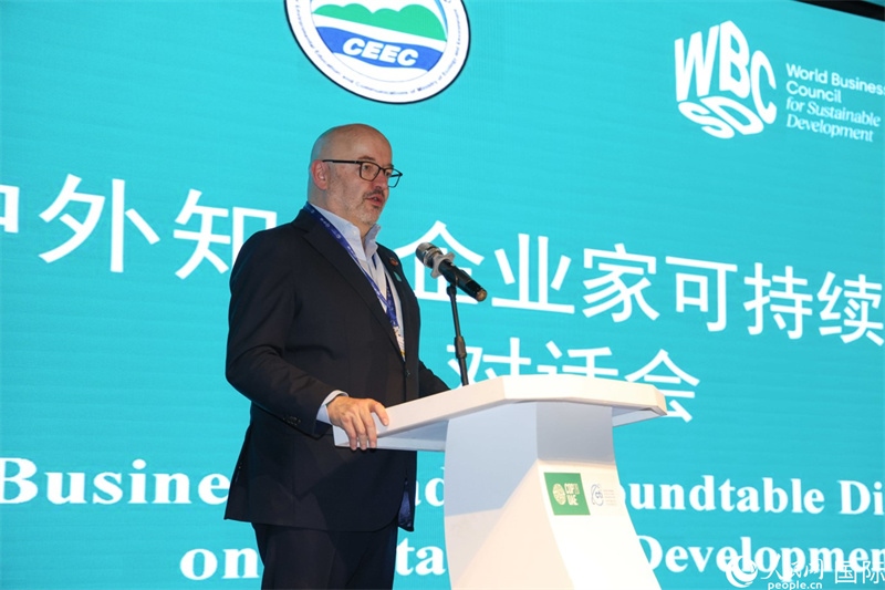 世界可持續(xù)發(fā)展工商理事會會長兼主席貝德凱致辭。人民網(wǎng)記者任皓宇攝