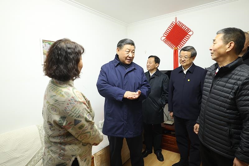 △2023年11月10日下午，習(xí)近平總書記在河北涿州市雙塔街道永濟(jì)秀園小區(qū)居民董彩英家看望慰問。
