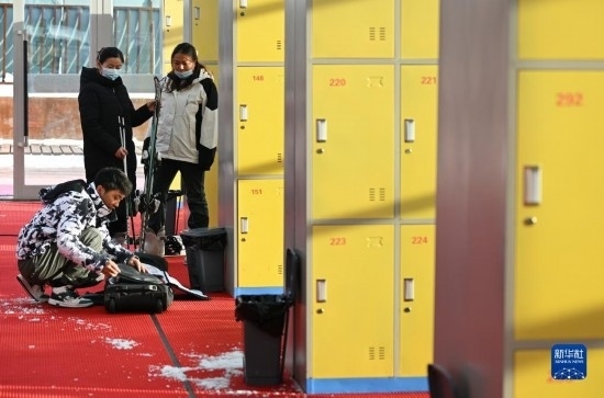 12月21日，游客在滑雪服務(wù)大廳整理滑雪裝備。