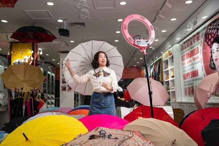 在義烏打拼了27年的商戶張吉英，正通過直播銷售雨傘。義烏市委宣傳部供圖