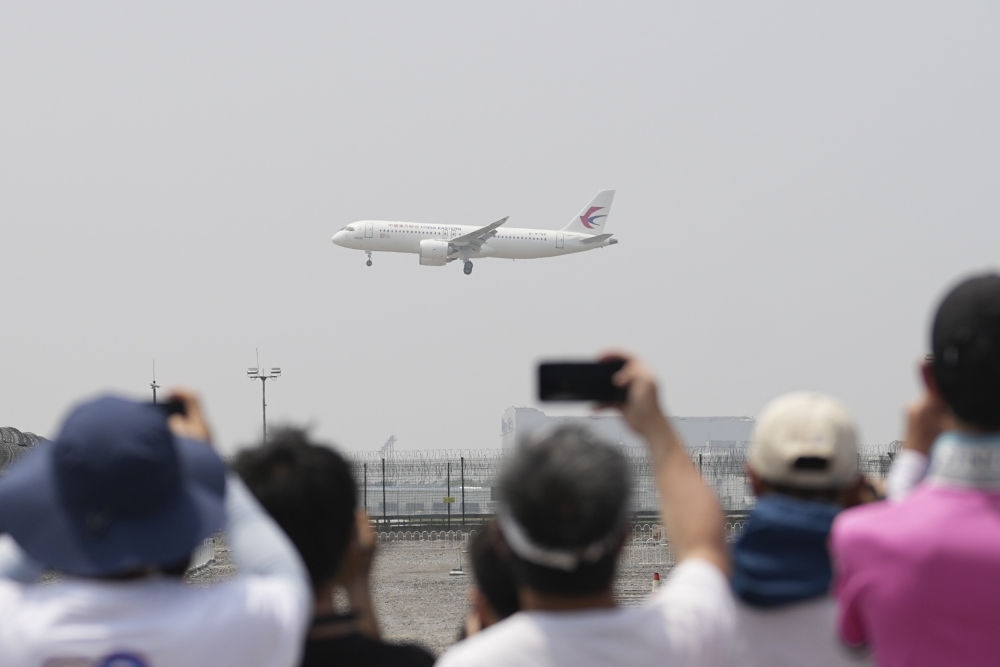 2023年5月28日，C919首個(gè)商業(yè)航班東航MU9191飛抵北京首都國際機(jī)場。新華社記者 鞠煥宗 攝