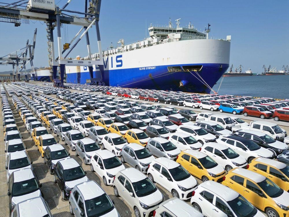 △2023年7月5日，大批出口商品車集結(jié)山東煙臺港準備通過汽車滾裝船發(fā)運。