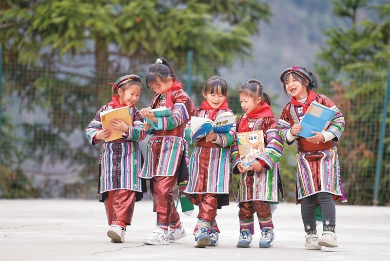 位于貴州省黔東南苗族侗族自治州從江縣大山深處的西山鎮(zhèn)中寨教學(xué)點(diǎn)，是一所全校均為瑤族學(xué)生的“微小學(xué)”。近年來，隨著教學(xué)條件逐漸改善，學(xué)校發(fā)生了翻天覆地的變化。圖為2023年2月16日，領(lǐng)到新書的瑤族學(xué)生在一起交流。 新華社記者 楊文斌/攝