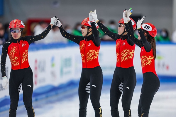 2月18日，黑龍江隊選手徐愛麗（左一）、臧一澤（左二）、范可新（右二）、王欣然在奪冠后向觀眾致意。新華社記者 黃偉 攝