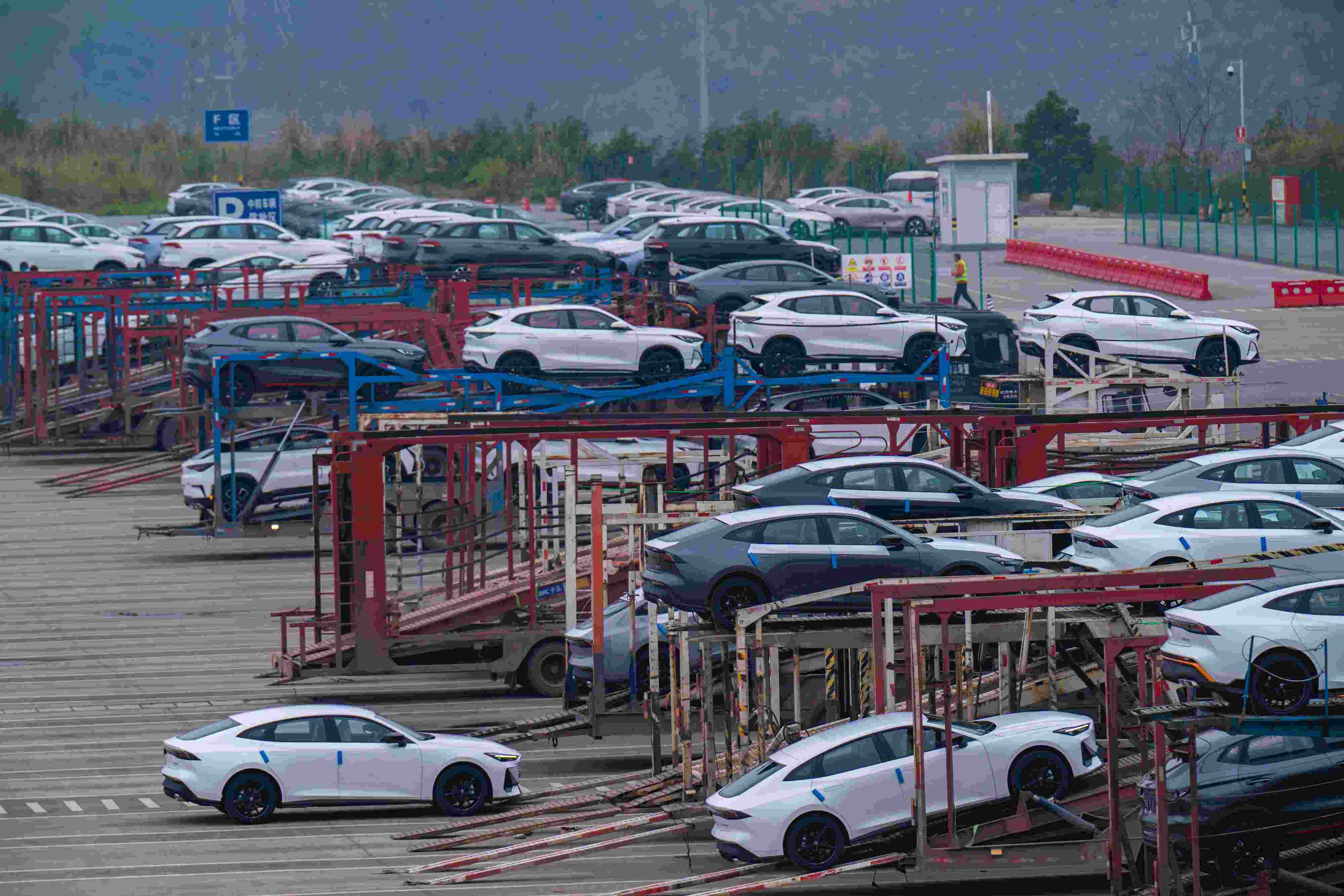 2024年2月25日，重慶江北區(qū)某汽車(chē)整車(chē)分撥中心，一排排汽車(chē)整裝待發(fā)。