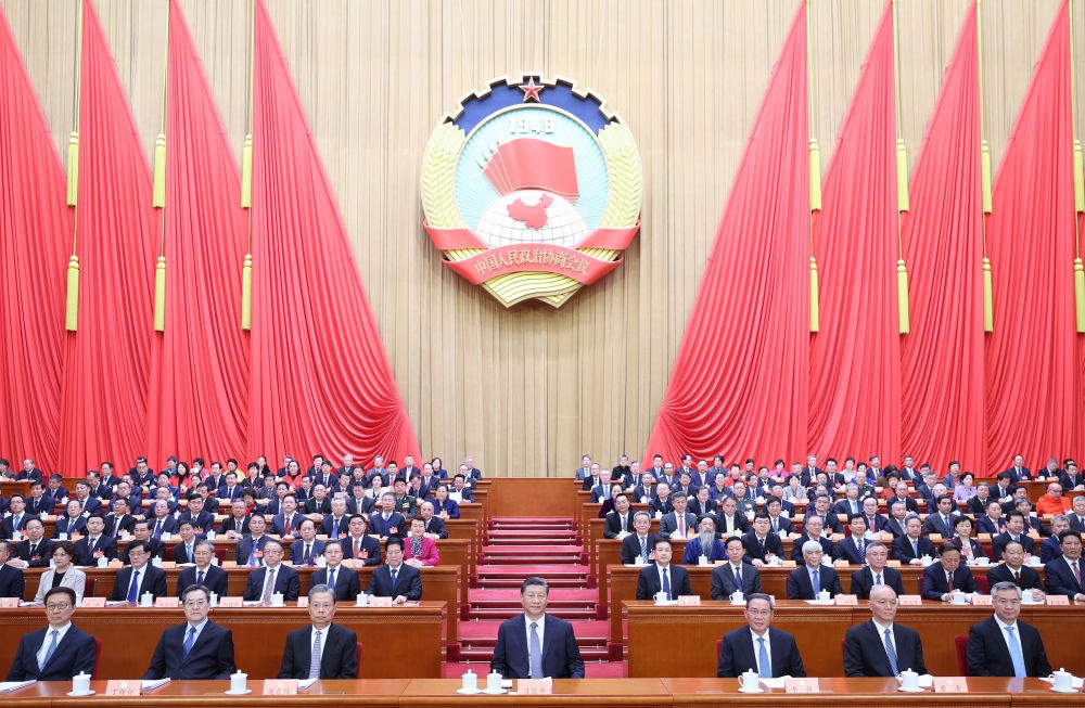 3月4日下午，中國人民政治協(xié)商會議第十四屆全國委員會第二次會議在北京人民大會堂開幕。這是習(xí)近平、李強、趙樂際、蔡奇、丁薛祥、李希、韓正在主席臺就座。王滬寧代表政協(xié)第十四屆全國委員會常務(wù)委員會，向大會報告工作。
