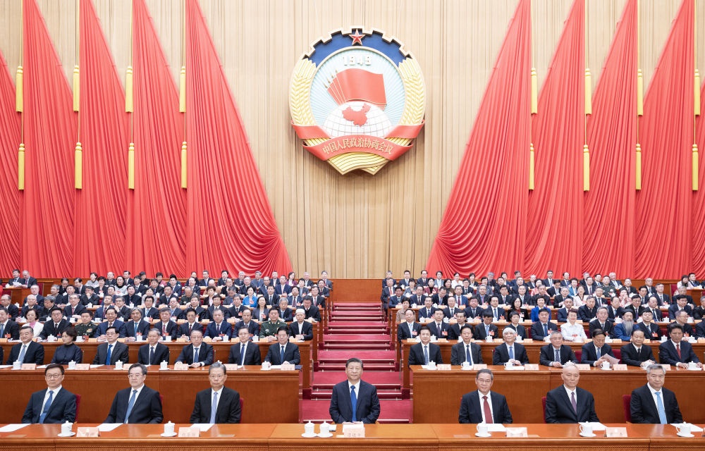 3月10日上午，中國人民政治協(xié)商會議第十四屆全國委員會第二次會議在北京人民大會堂閉幕。這是習(xí)近平、李強、趙樂際、蔡奇、丁薛祥、李希、韓正在主席臺就座。王滬寧主持閉幕會。