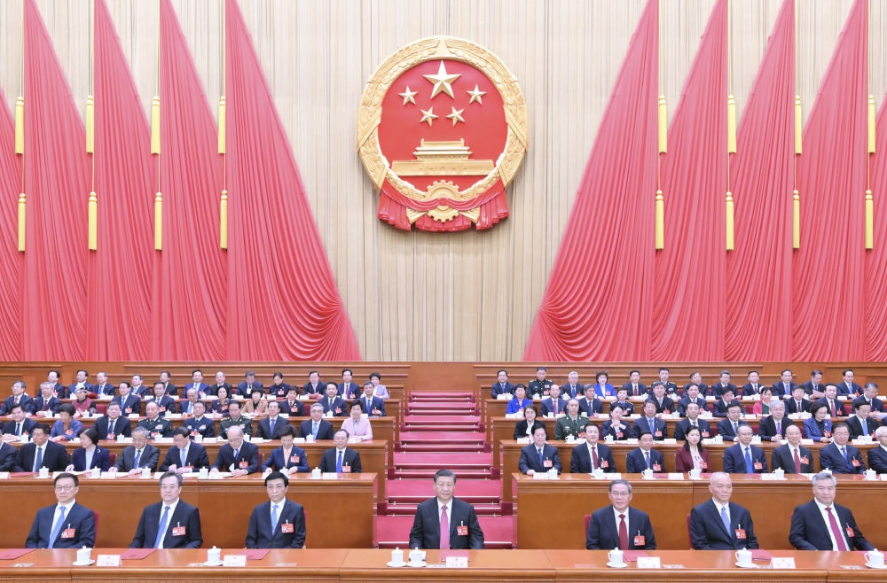 3月11日，第十四屆全國人民代表大會第二次會議在北京人民大會堂閉幕。黨和國家領(lǐng)導(dǎo)人習(xí)近平、李強、王滬寧、蔡奇、丁薛祥、李希、韓正等在主席臺就座。趙樂際主持閉幕會。