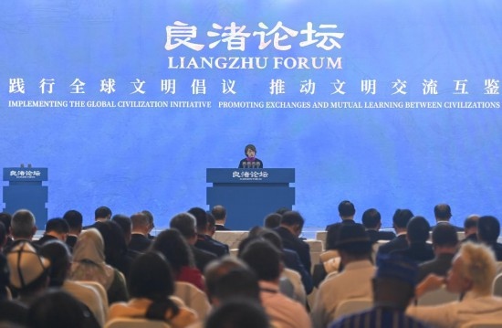  2023年12月3日，卡塔爾國家圖書館執(zhí)行館長陳慧心在“良渚論壇”上發(fā)言。當(dāng)日，以“踐行全球文明倡議，推動文明交流互鑒”為主題的首屆“良渚論壇”在浙江省杭州市開幕。新華社記者 黃宗治 攝