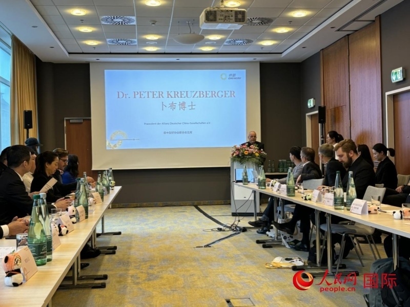 在成都文化旅游（柏林）推介座談會(huì)上，德中友好協(xié)會(huì)聯(lián)合會(huì)主席卜布致辭。人民網(wǎng)記者張慧中攝