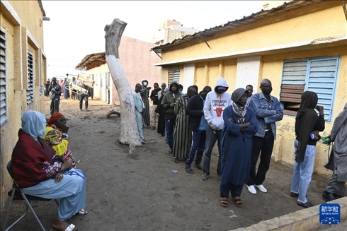 3月24日, 選民在塞內(nèi)加爾首都達(dá)喀爾的一處投票站前排隊(duì)。新華社發(fā)（登巴·蓋伊攝）