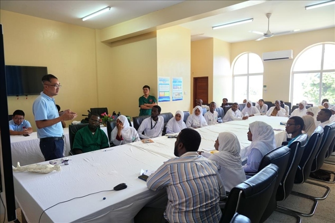 韋長(zhǎng)群醫(yī)生進(jìn)行中醫(yī)講座。中國(guó)援桑醫(yī)療隊(duì)供圖