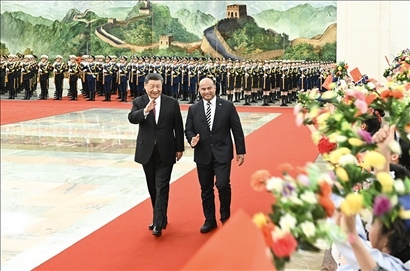 △2024年3月25日，習(xí)近平主席在北京人民大會堂同來華進(jìn)行國事訪問的瑙魯總統(tǒng)阿迪昂舉行會談。這是會談前，習(xí)近平主席在人民大會堂北大廳為阿迪昂總統(tǒng)舉行歡迎儀式。