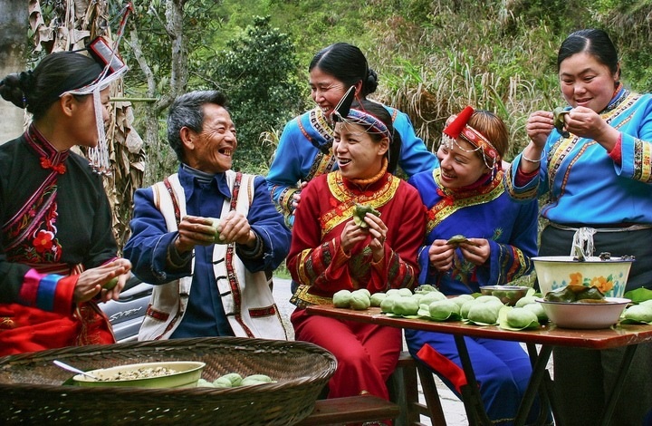 畬族群眾一起做清明果。供圖 共享聯(lián)盟·景寧