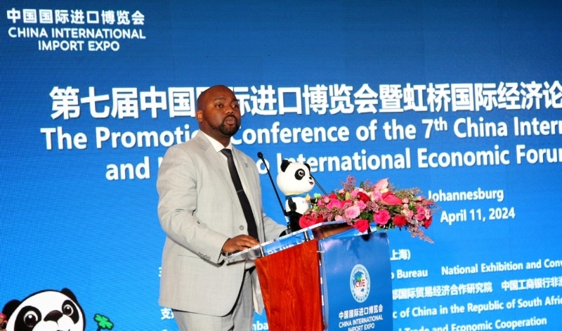 標(biāo)準(zhǔn)銀行集團(tuán)企業(yè)與商業(yè)銀行部國際貿(mào)易總經(jīng)理武巴致辭。（圖片來源：中國國際進(jìn)口博覽會(huì)官微）