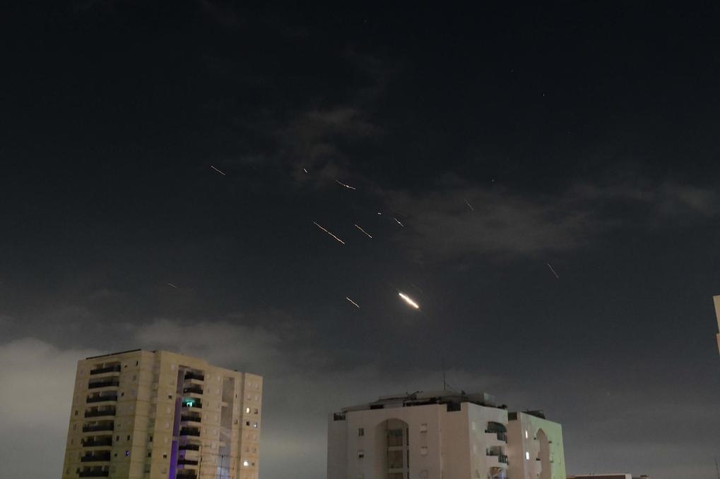 這是4月14日凌晨在以色列特拉維夫上空拍攝的以色列防空系統(tǒng)啟動攔截的畫面。新華社發(fā)（托默·諾伊貝格攝/基尼圖片社）