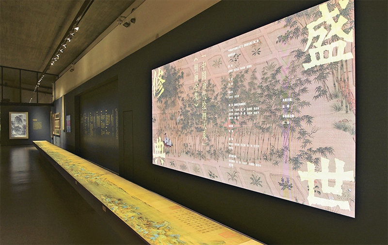 “中國(guó)歷代繪畫大系”，是習(xí)近平總書記親自批準(zhǔn)、高度重視的一項(xiàng)規(guī)模浩大、縱貫歷史、橫跨中外的國(guó)家級(jí)重大文化工程。圖為中國(guó)國(guó)家版本館杭州分館展示的“盛世修典——‘中國(guó)歷代繪畫大系’”收錄的數(shù)字化古畫（2023年5月31日攝）。 新華社記者 翁忻旸/攝