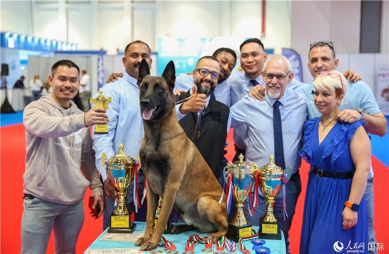 圖為參會(huì)嘉賓與獲獎(jiǎng)寵物合影，塔里克·易卜拉欣攝