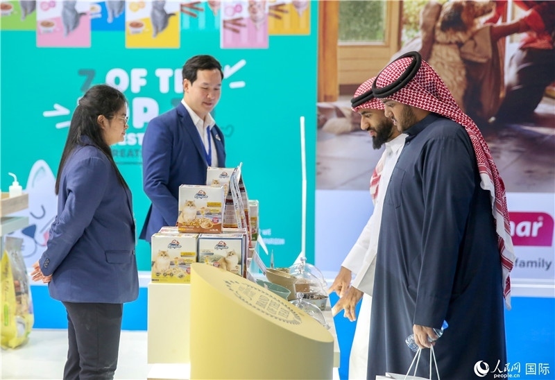 圖為當(dāng)?shù)乜蜕淘谥袊?guó)企業(yè)展位前參觀，塔里克·易卜拉欣攝 (2)