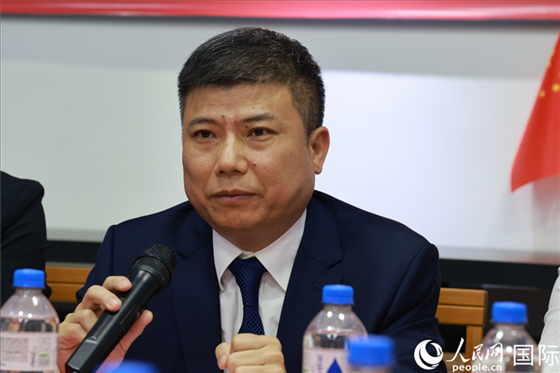 浙江省蘭溪市市委常委柳衛(wèi)東在座談會(huì)上致辭。人民網(wǎng)記者 陳海琪攝